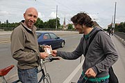 Mitarbeiter von Utopia verteilten kostenlose Seedballs auf der Münchner Reichenbachbrücke (©Foto: Martin Schmitz)